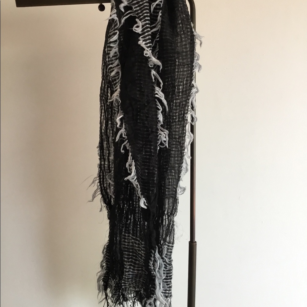 Textured scarf black and white
